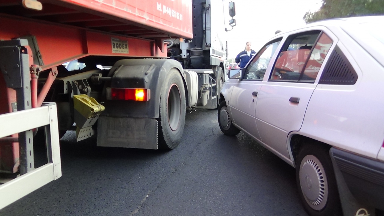 Kamionnal ütközött