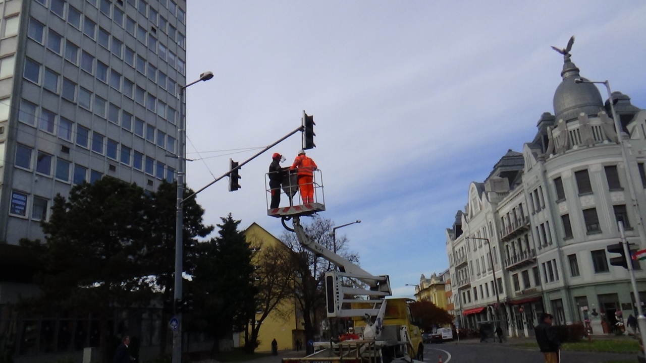 Jelzőlámpát szakított le a szél