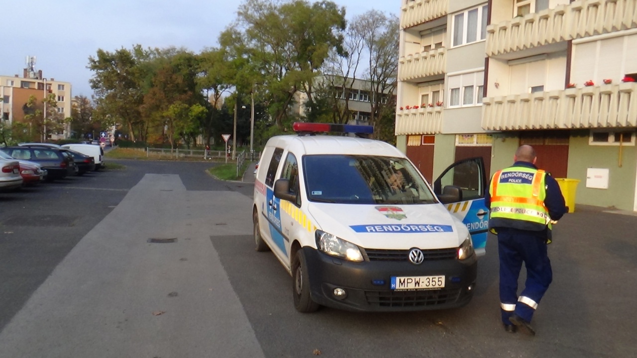 Parkoló autónak ütközött