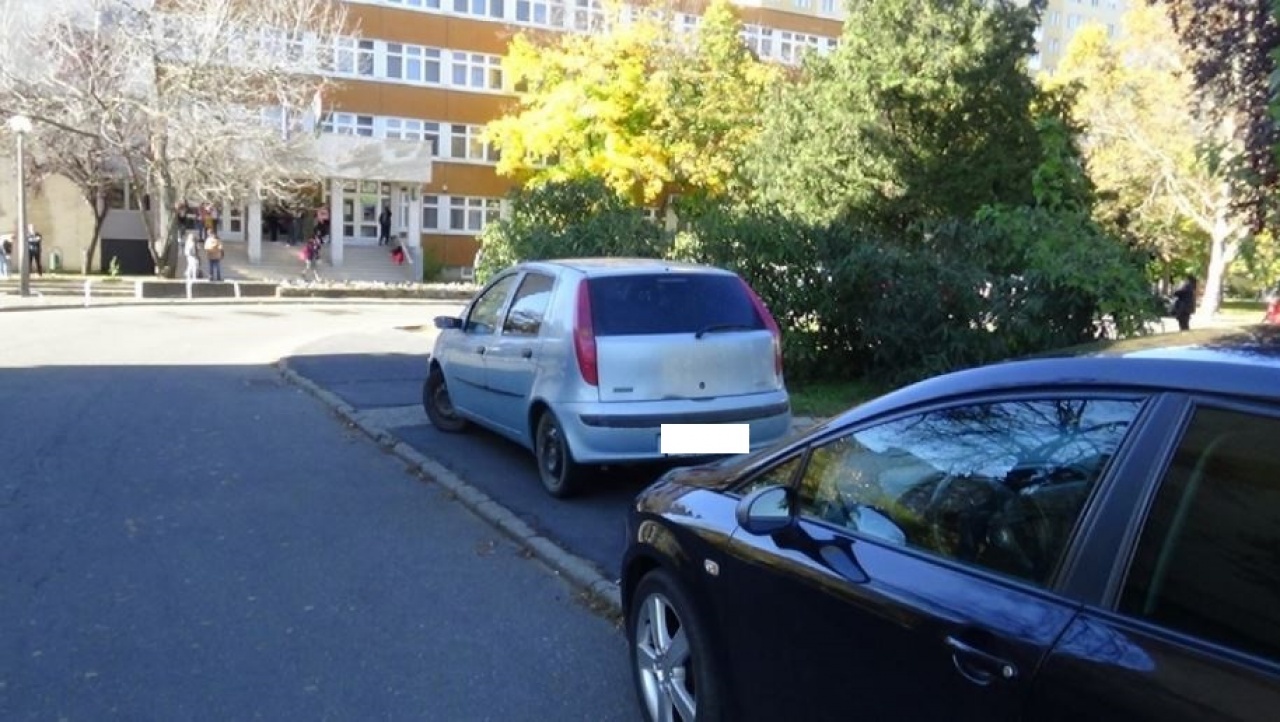 Le a kocsikkal a járdákról!