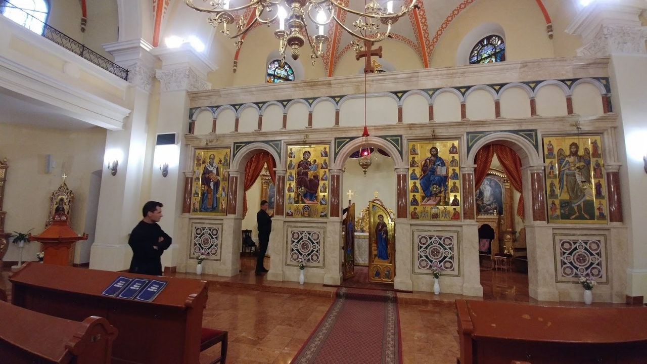 Királyi ajtó vezet a szentélyhez