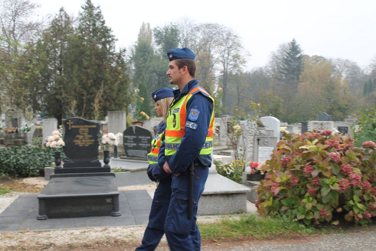 Este nyolcig lesz nyitva a temető