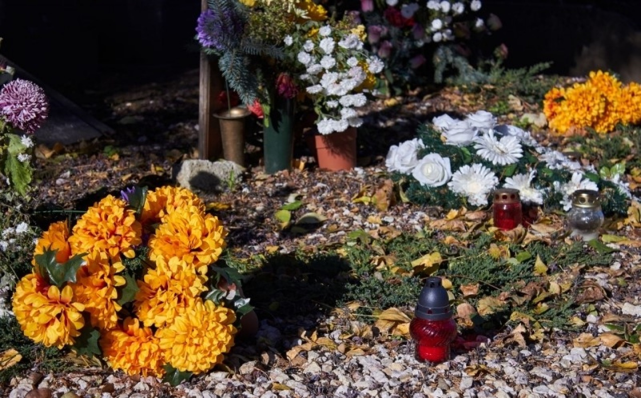 Virágba borultak a sírkertek