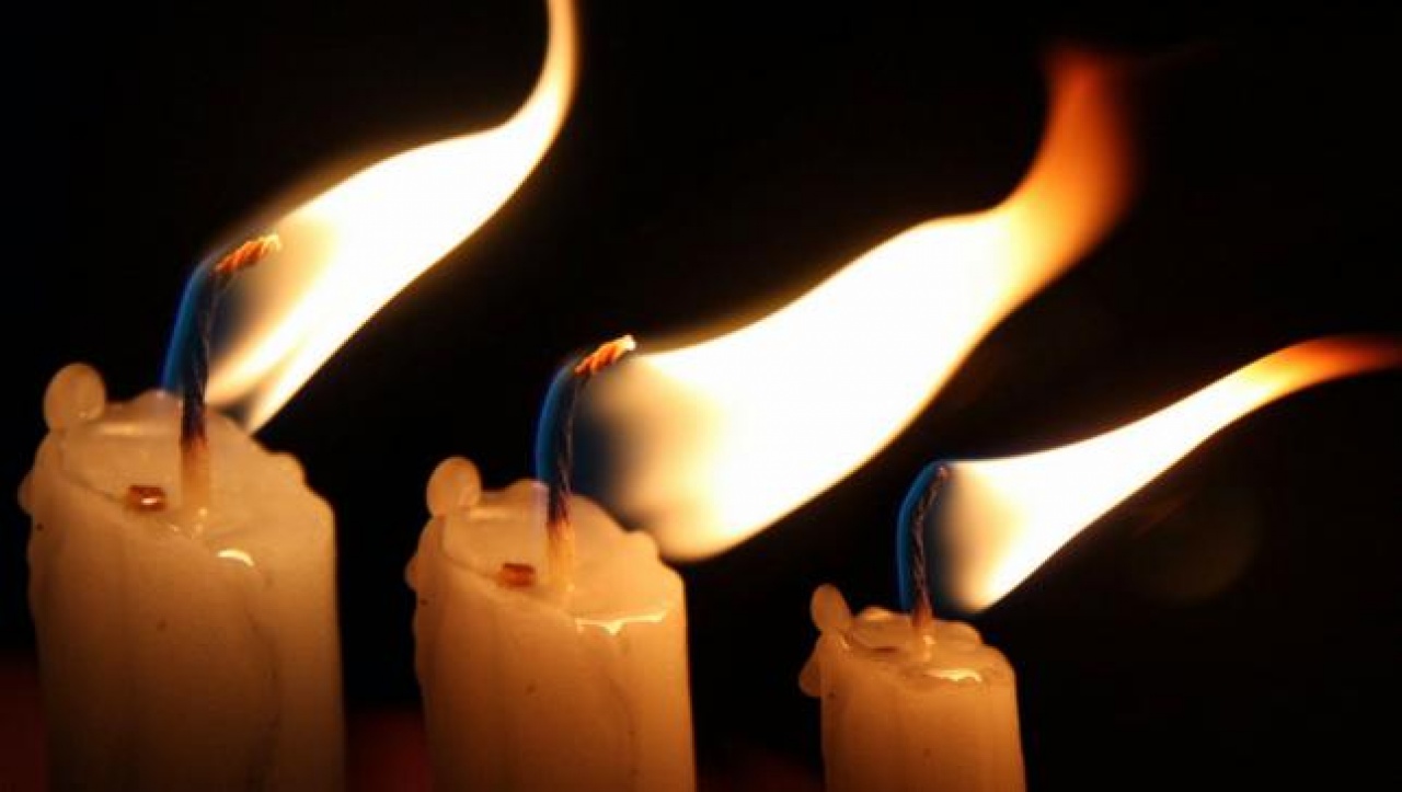 Sírhelyre helyezett koszorú gyulladt ki