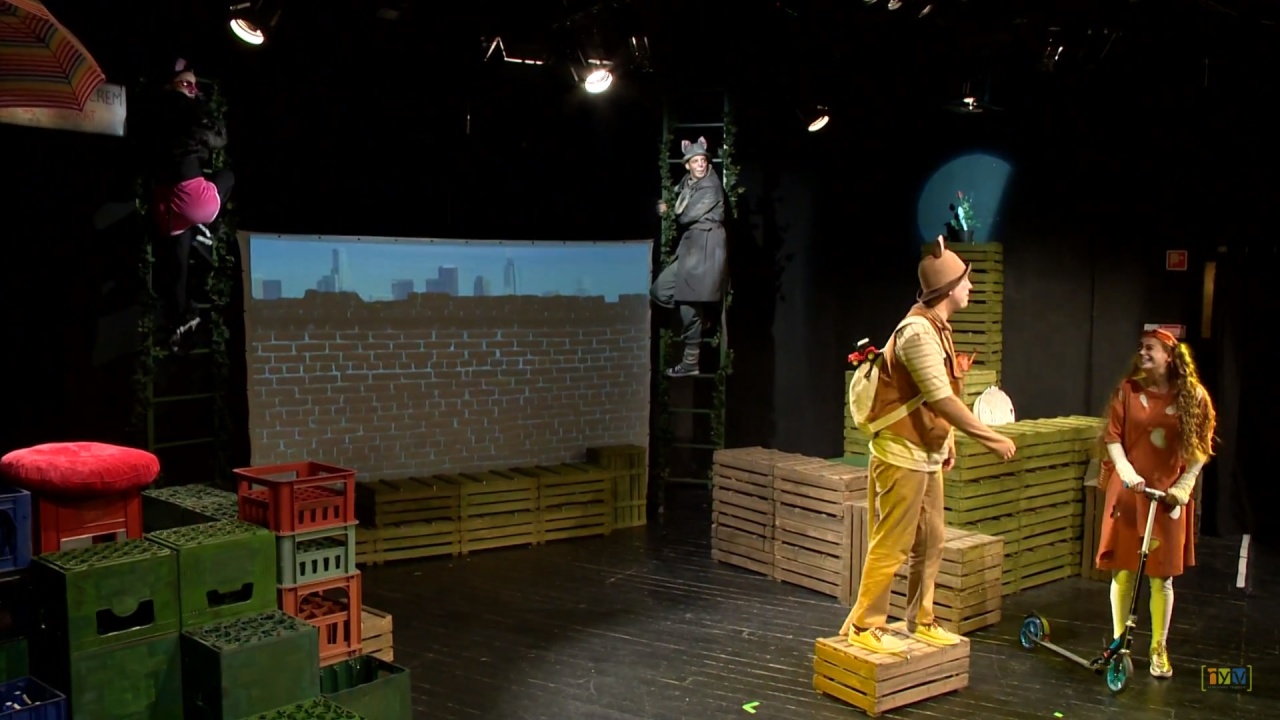 Zenés macskajáték a színházban