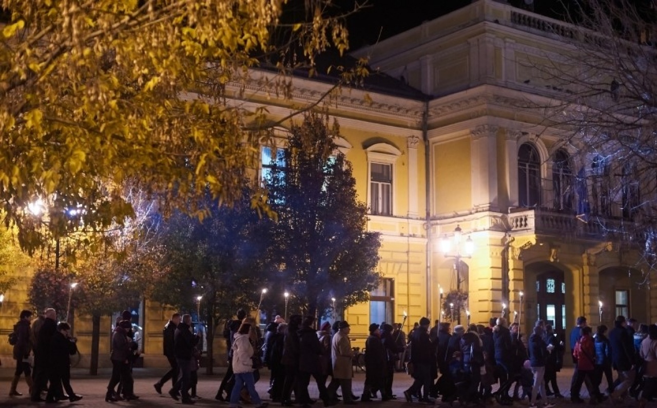 Fáklyákkal, énekelve emlékeztek meg a reformációról