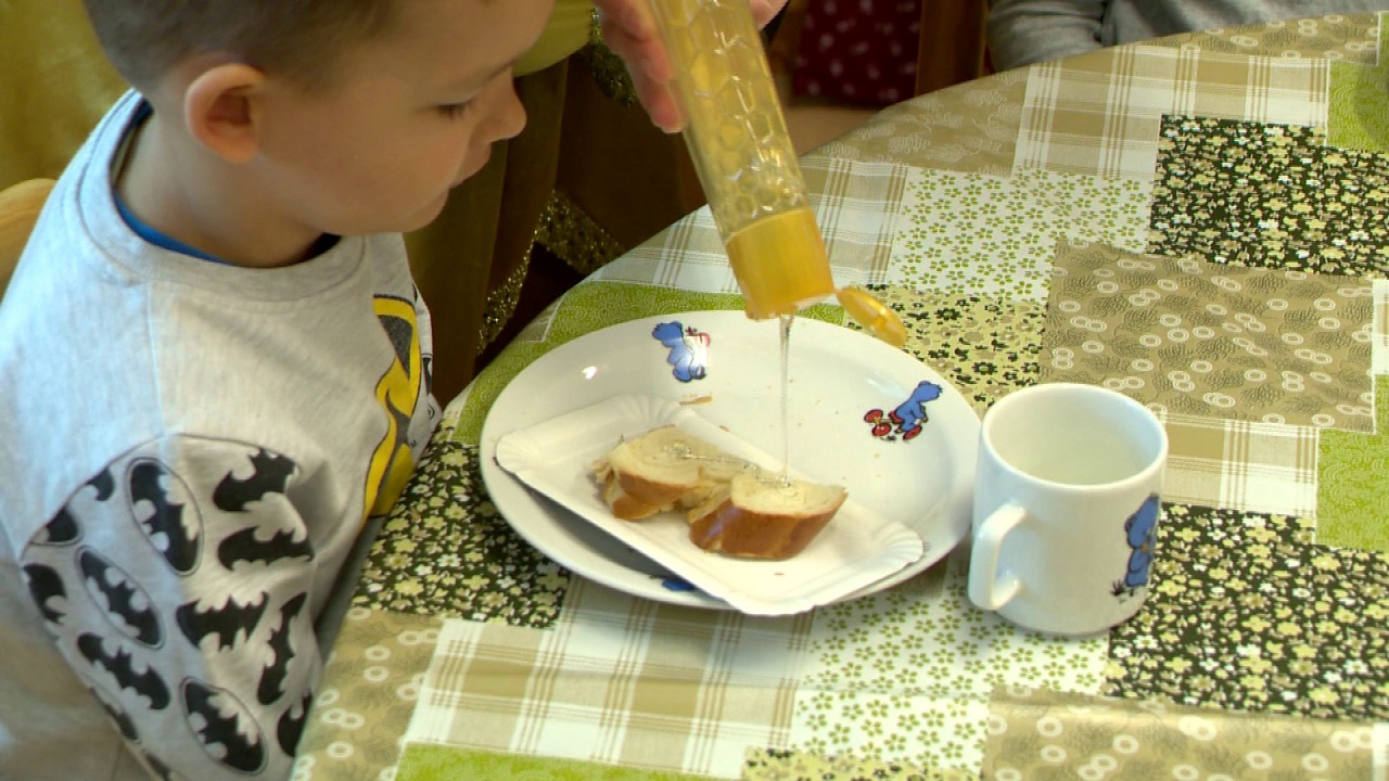 Mézet kóstoltak a gyerekek