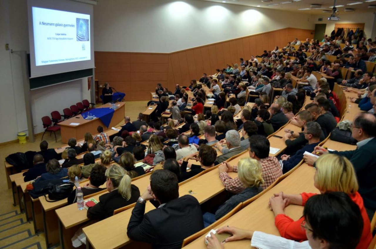 Prof. Csépe Valéria előadásával nyílt a Tudomány Ünnepe az egyetemen
