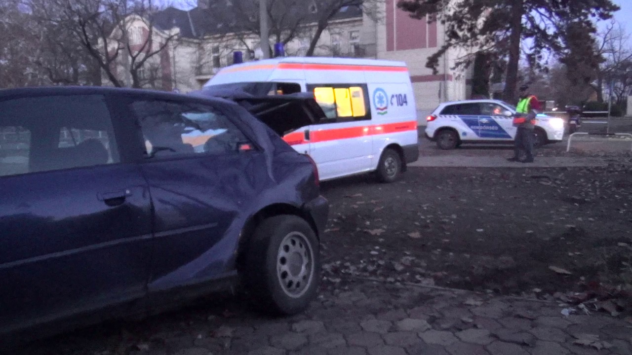Büféépületnek ütközött egy személygépkocsi Sóstóhegyen