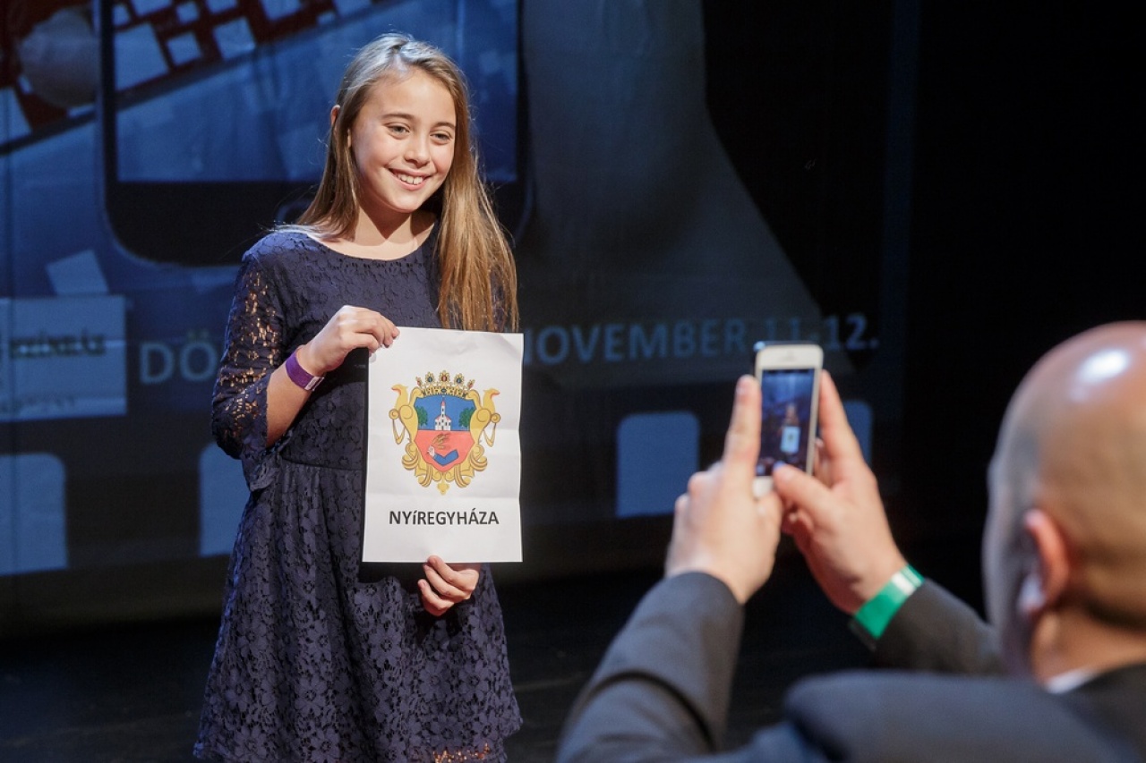 Ezüstös versmondó