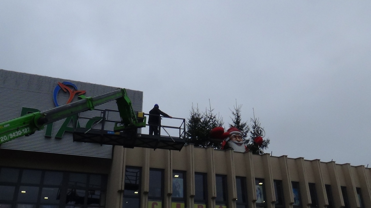 Már integet a Mikulás a Búza téri Piaccsarnok tetején