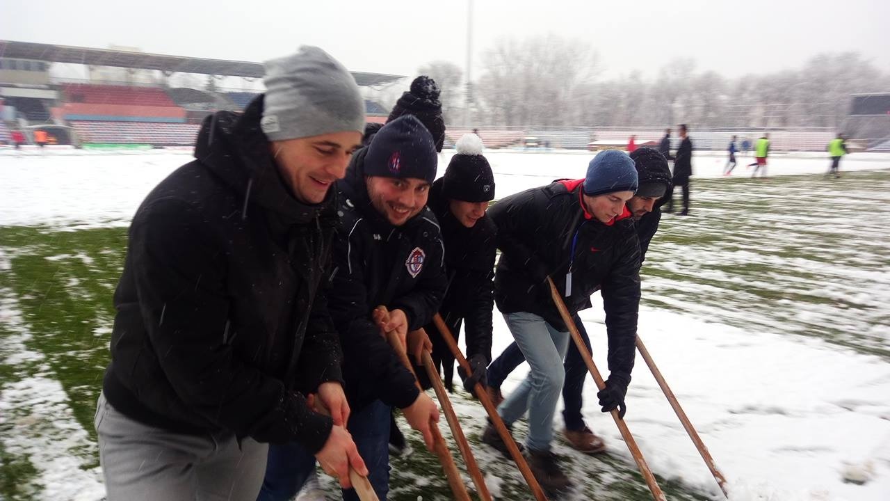 A havat és a Budafokot is legyőzték - a meccs előtt a játékosok és a vezetők lapátoltak