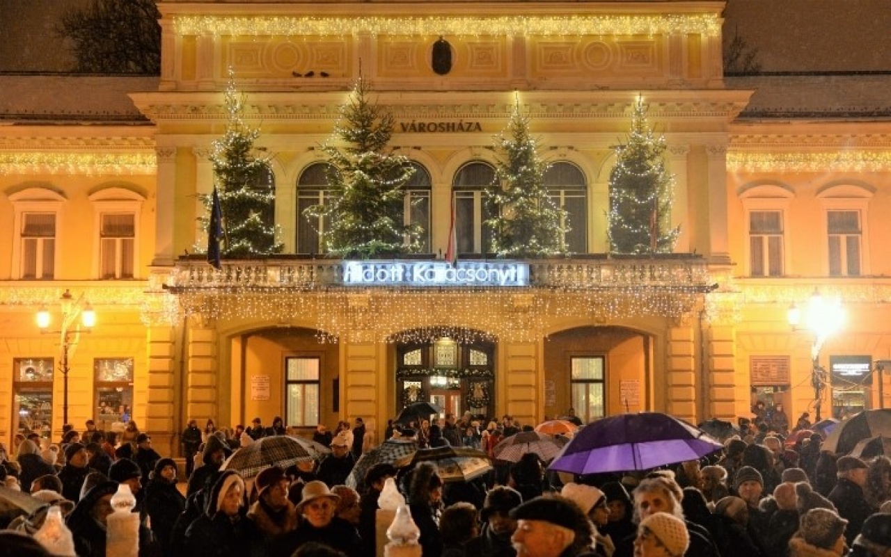 Ég az első gyertya: kigyúltak az adventi fények Nyíregyházán