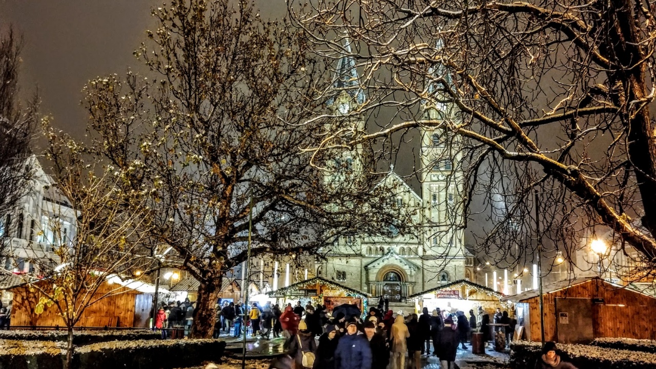 Meggyújtották a nyíregyházi adventi koszorú első gyertyáját
