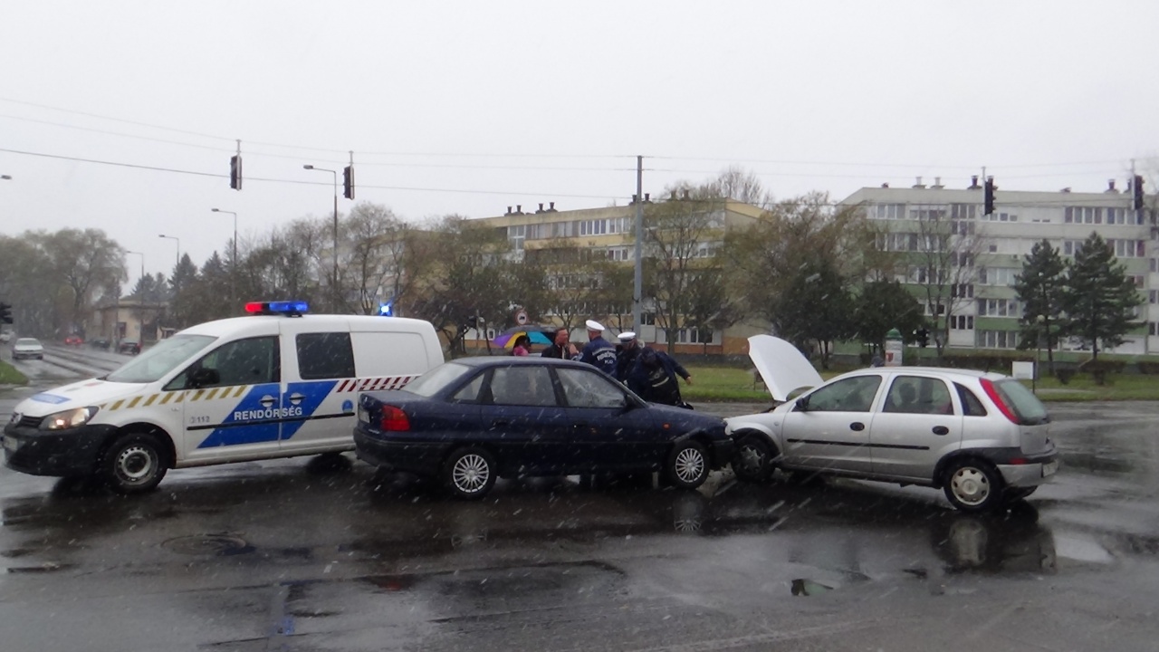 Feltehetően a piros jelzésen haladt át a balesetet okozó jármű
