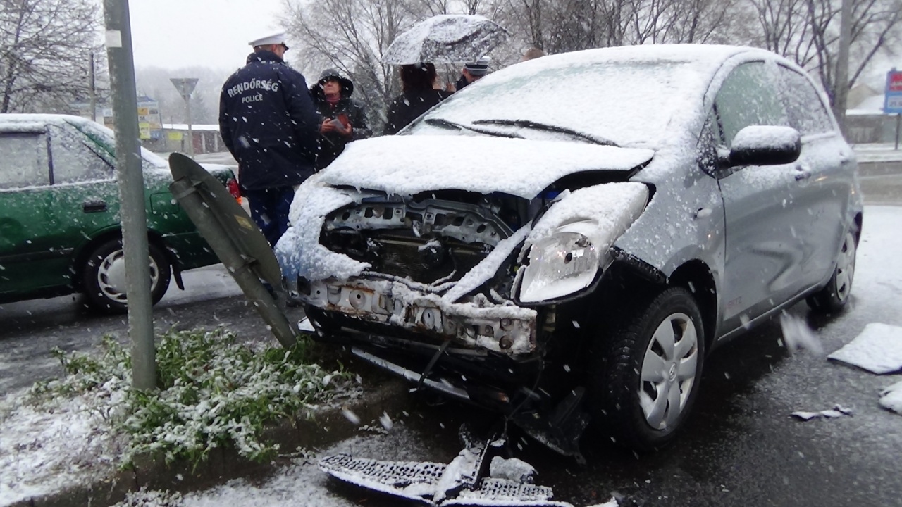 Elsőbbségadás mulasztása miatt történt baleset a forgalmas csomópontban