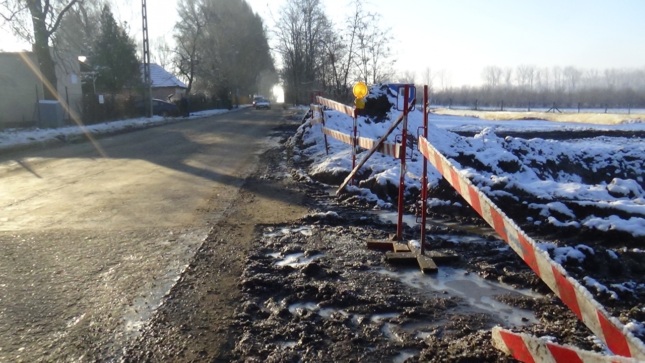 Megkezdődött a betonkorlátok bontása a Simai úton