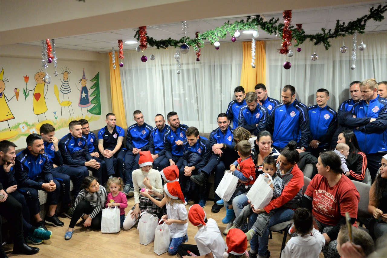 Családoknál járt a Szpari Mikulás - ajándékot vittek gyerekeknek a focisták