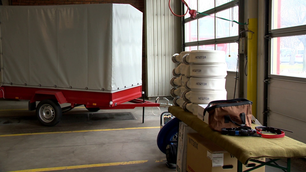 Védőruházatot, aggregátort és többek között utánfutót is kaptak a megyei mentőszervezetek