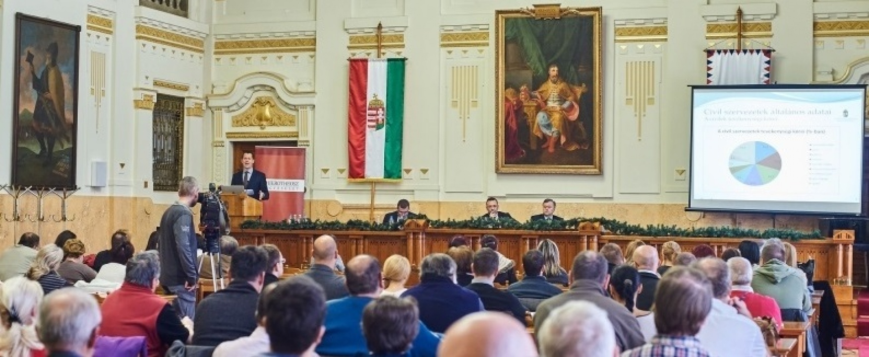 Péntektől milliárdokra pályázhatnak a civilek  