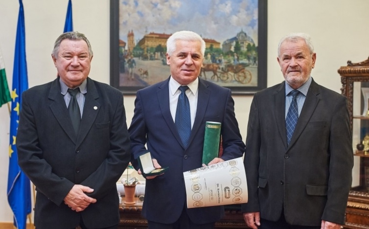 Újabb elismerés a polgármesternek – IPOSZ díjjal tüntették ki Dr. Kovács Ferencet