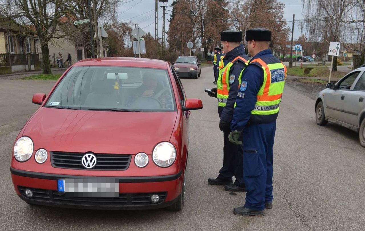 Fokozott közúti ellenőrzésre számítsanak, a rendőrök most szondáztatják a járművezetőket!