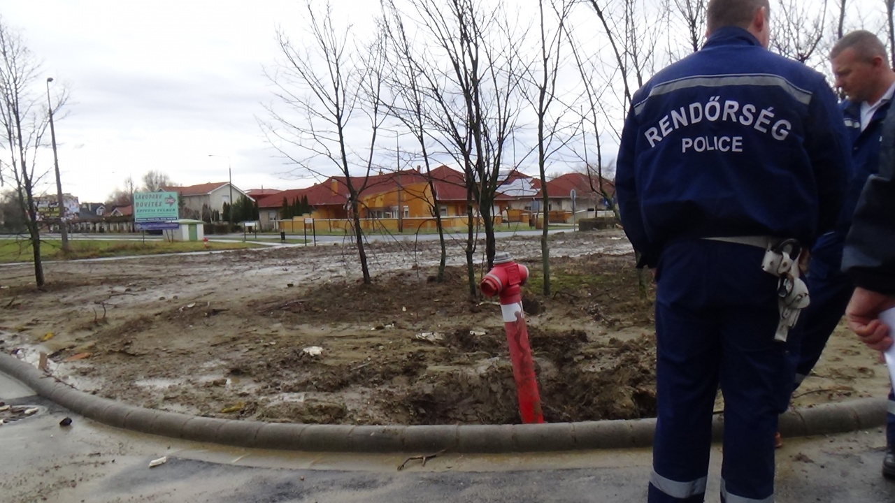 Kamion tört ki tűzcsapot a Négyeshuszárok útján