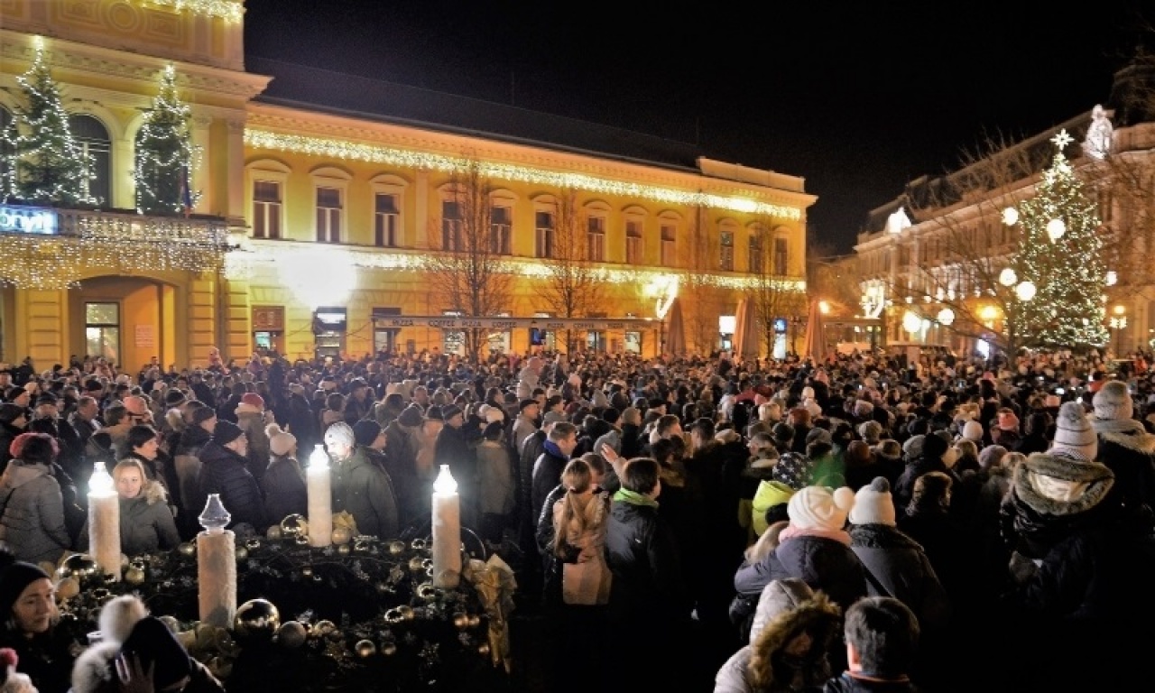Meggyújtották a harmadik gyertyát Nyíregyháza adventi koszorúján