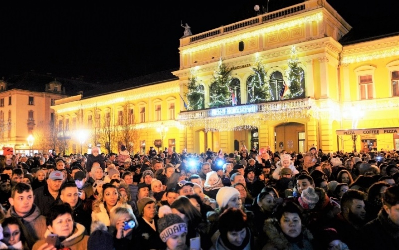 Ezüstvasárnap megtelt a Kossuth tér – Már ég a betlehemi láng Nyíregyháza koszorúján