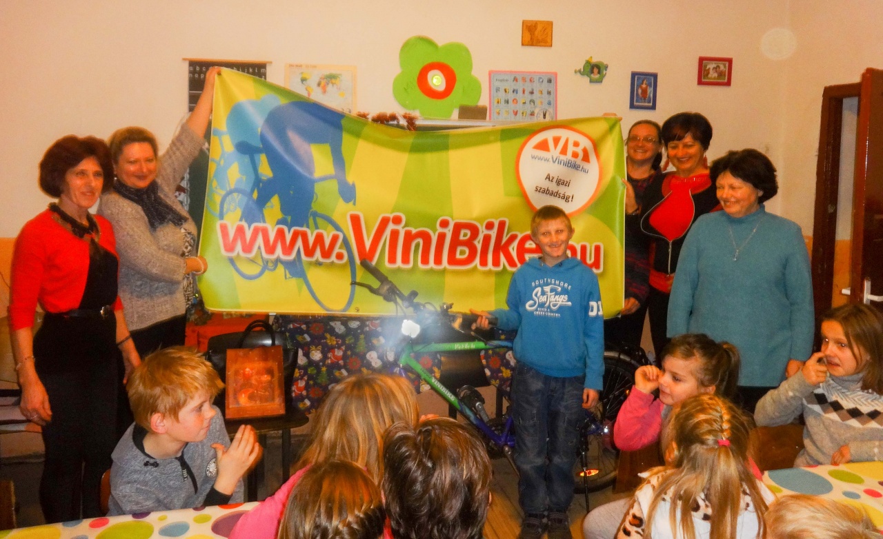 Keresztszülői program: kerékpár került a karácsonyfa alá
