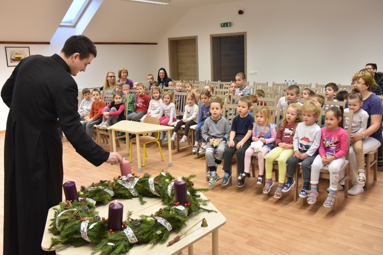 Meggyújtották a harmadik adventi gyertyát a Szent Imre Katolikus Óvodában