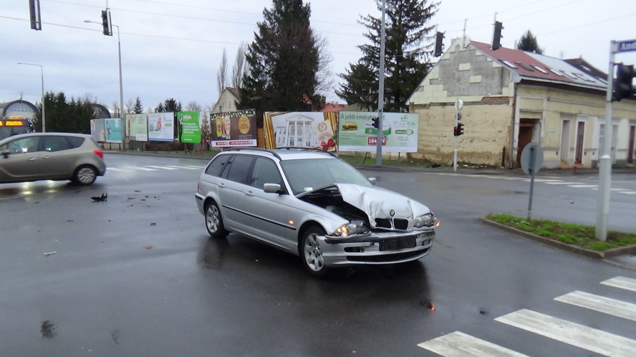 Két személygépkocsi ütközött a Bocskai utca és a Kiskörút kereszteződésénél