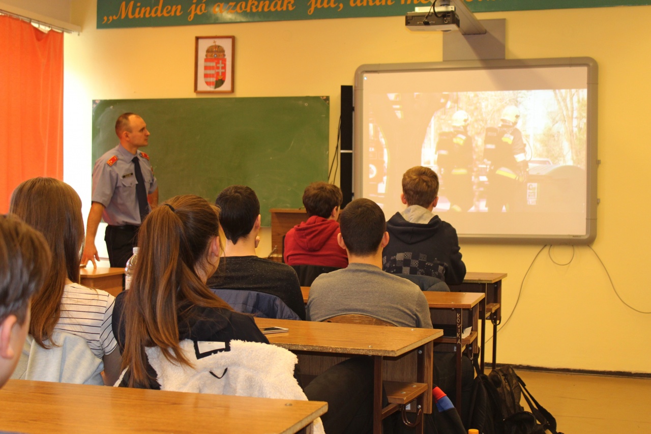 A tűzoltók is bemutatkoztak az Arany János Gimnáziumban
