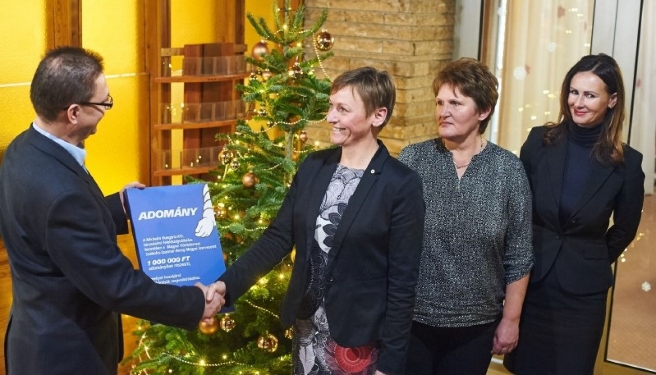 Adomány a Vöröskeresztnek – 1 millió forint a rászorulókat segítő programok javára