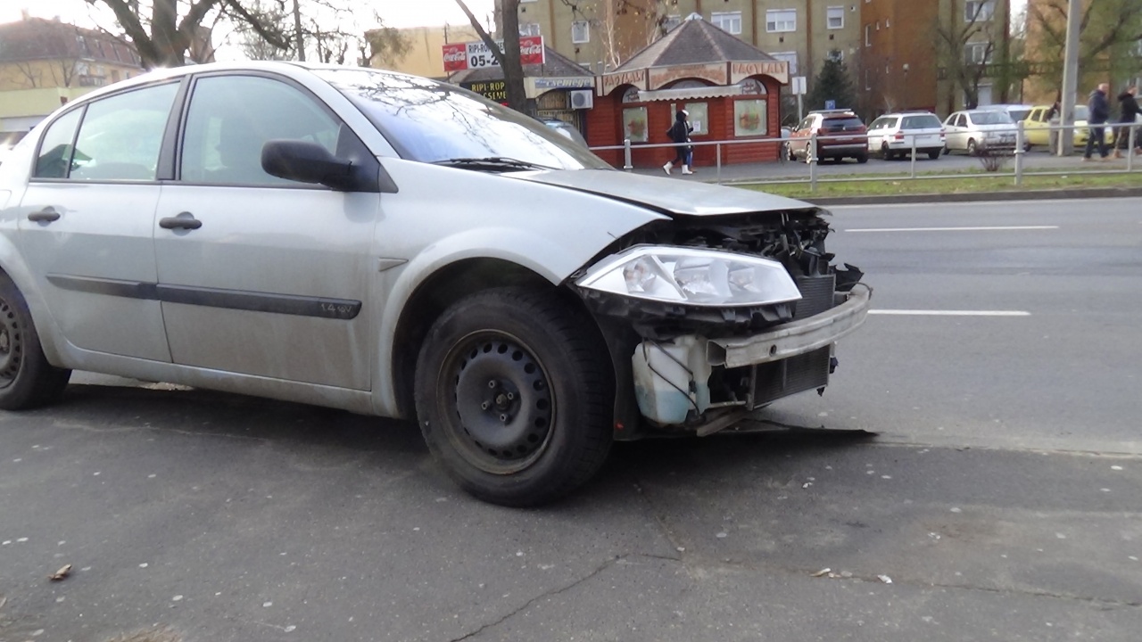 Figyelmetlenség okozta a jelentős anyagi kárral járó balesetet