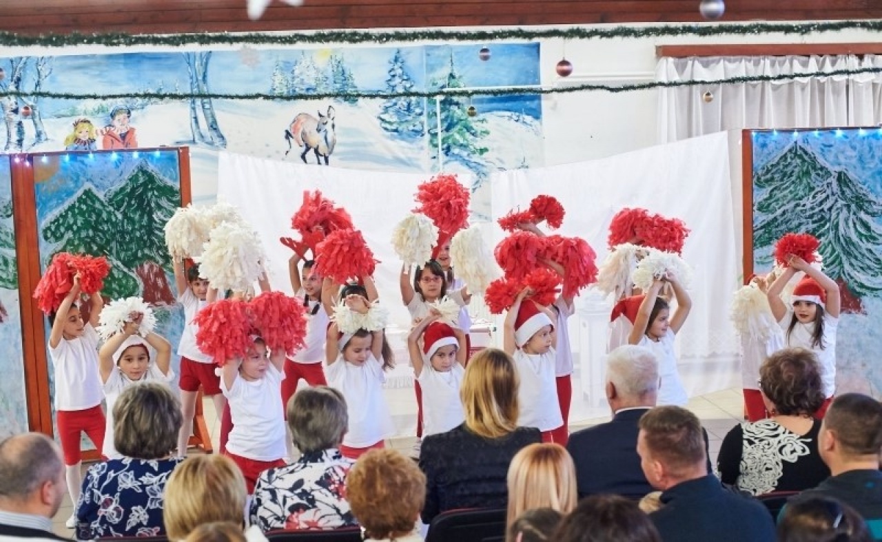 Karácsonyra hangol Oros – Ünnepség a városrész iskolájában