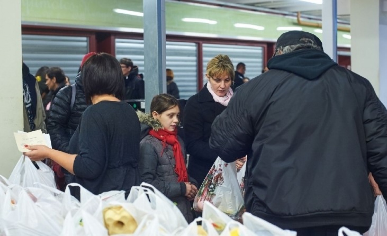 Összefogtak a piaccsarnok árusai a nélkülözők megsegítésére