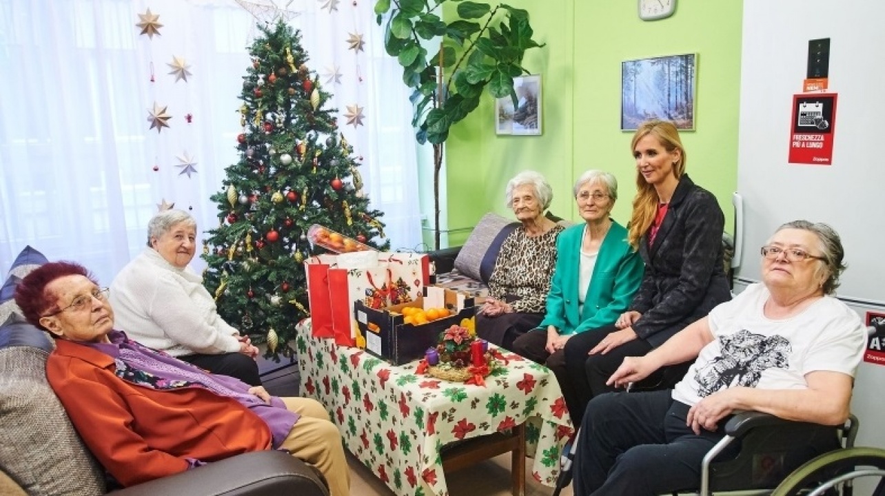 Idősek otthonába vitt ajándékot a szépkorúaknak dr. Szabó Tünde államtitkár