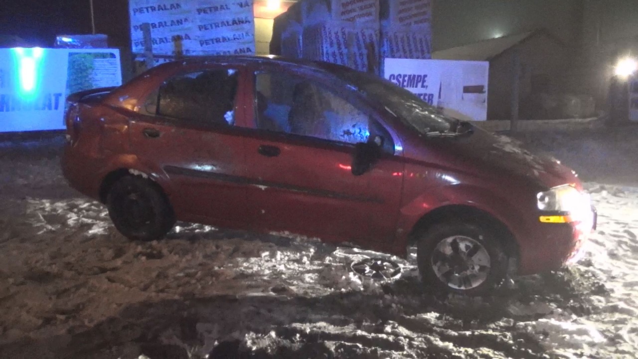 A Kemecsei út is csúszós volt – Árokba hajtott egy személyautó