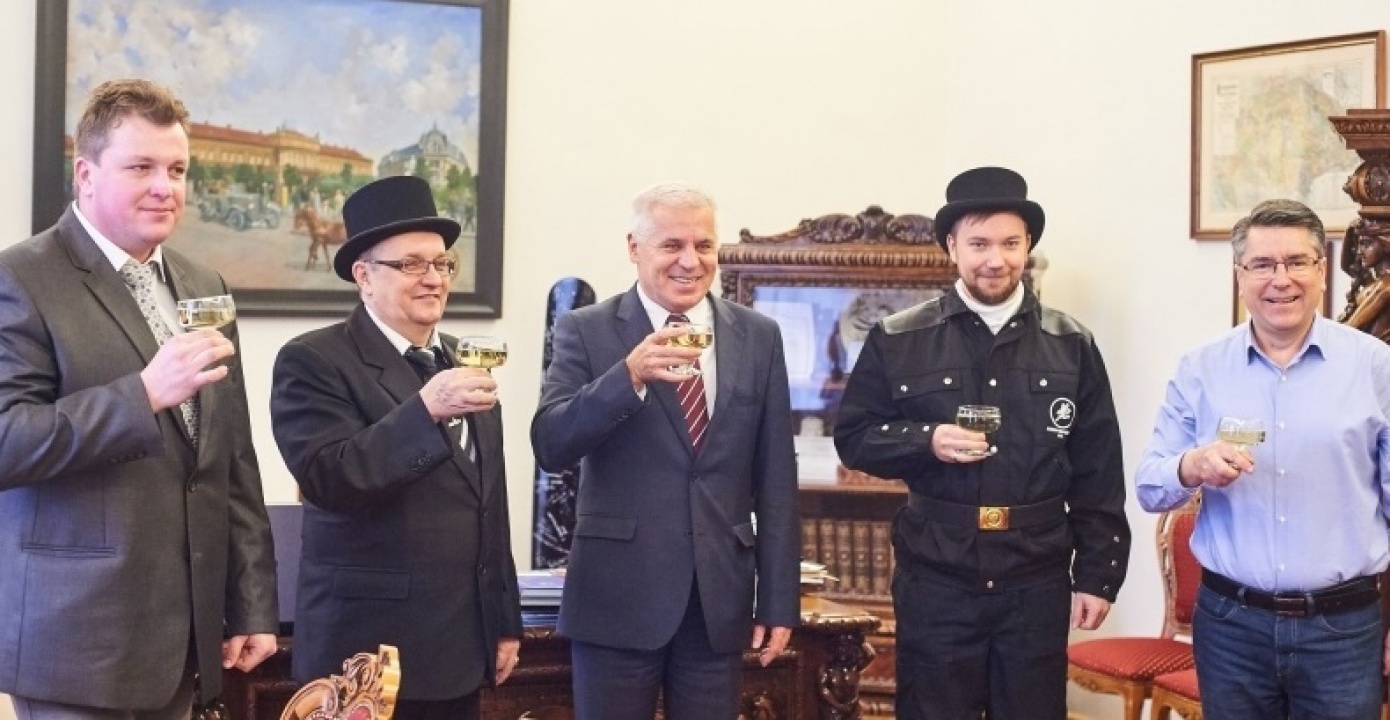 Újévi jókívánságokkal érkeztek a kéményseprők ma reggel a Városházára