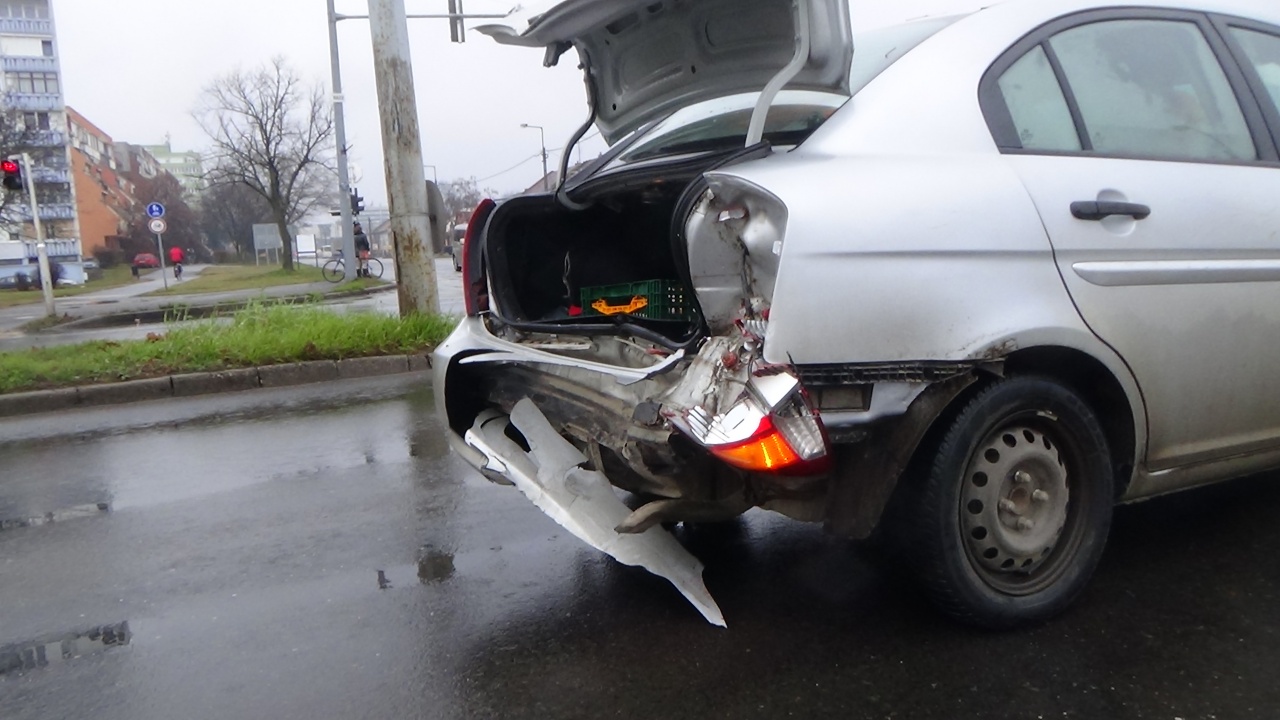 Káosz a kereszteződésben – Figyelmetlen sofőr okozta a balesetet