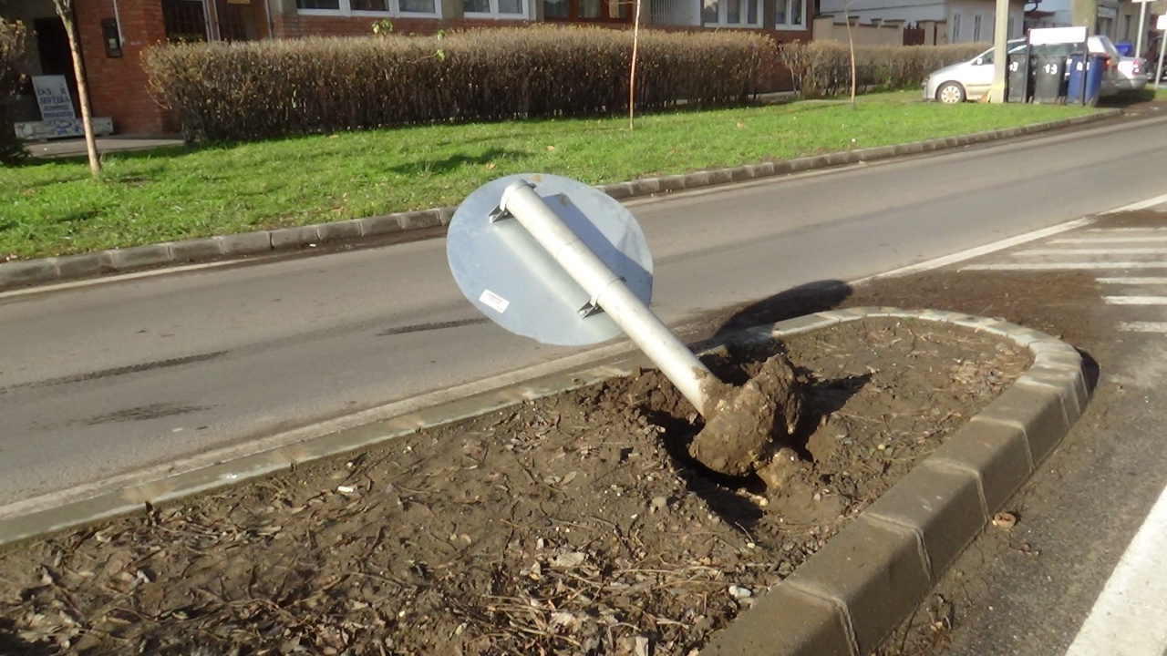 Több helyszínen is KRESZ-táblákat rongáltak, törtek