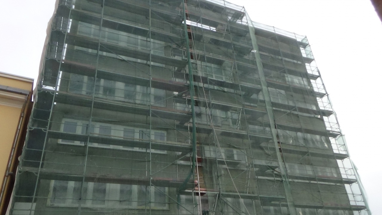 Felújítják a városközponti hat emeletes épület homlokzatát
