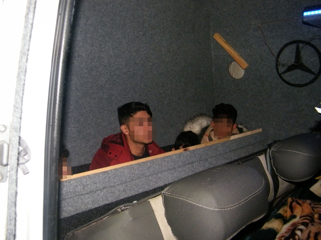 Illegális migránsok a csengersimai határátkelőhelyen