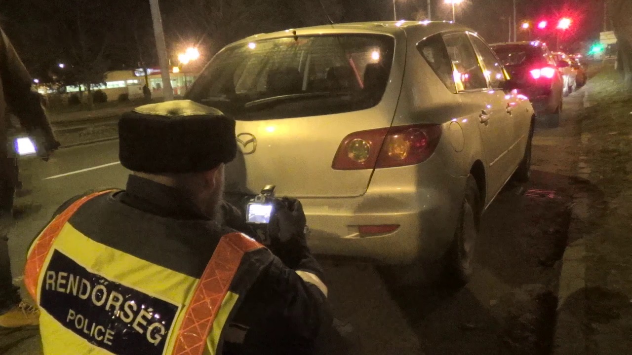 Hármas karambol történt a Ferenc körúton, rendőri intézkedés követte a balesetet