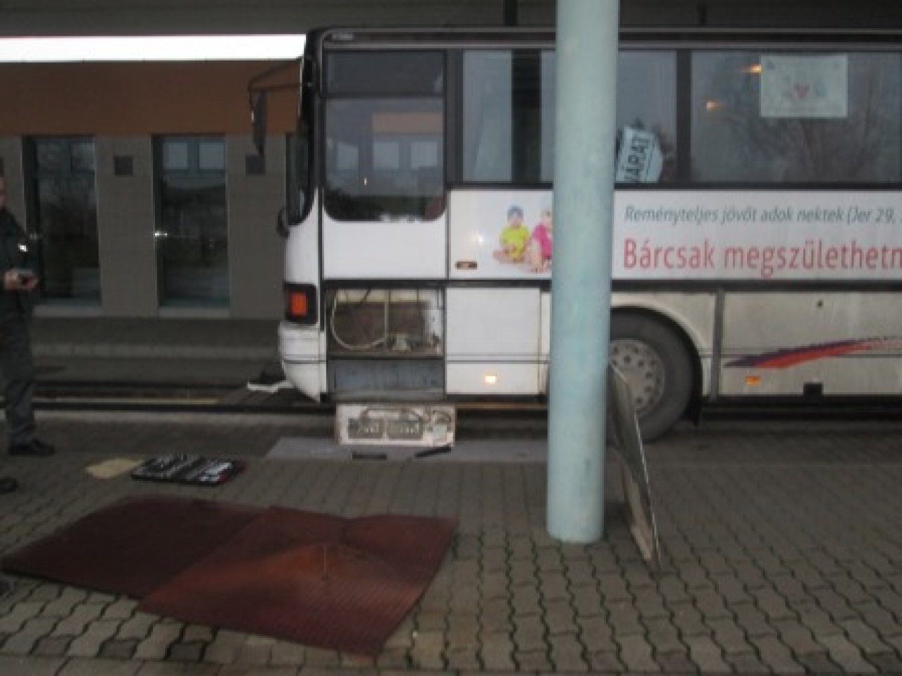 Csempészcigaretta a buszsofőr ülése alatt