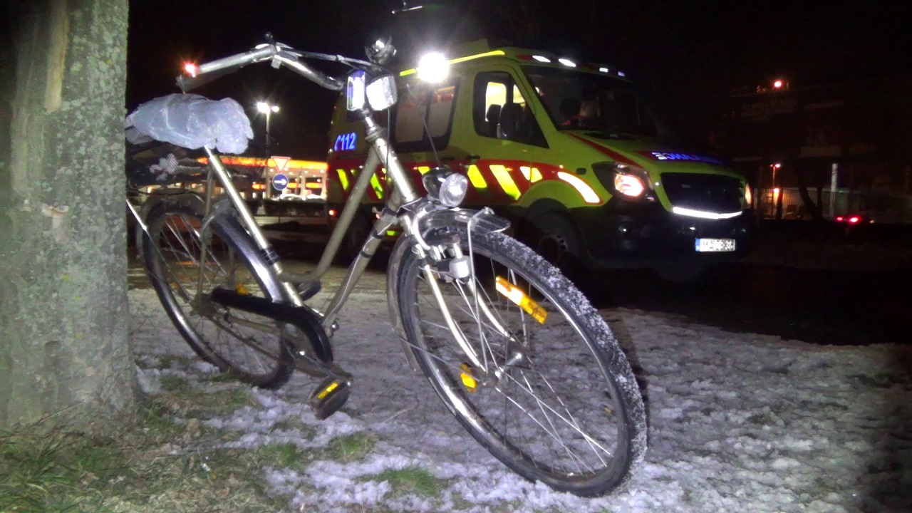 Súlyos sérülésekkel szállították kórházba a Tüzér utcán elgázolt kerékpárost