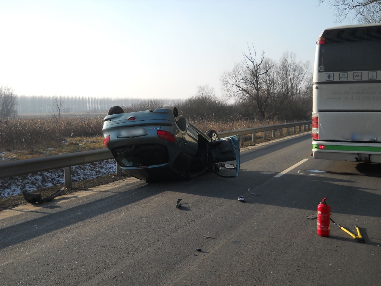 Személygépkocsi és autóbusz ütközött Kisvárda közelében