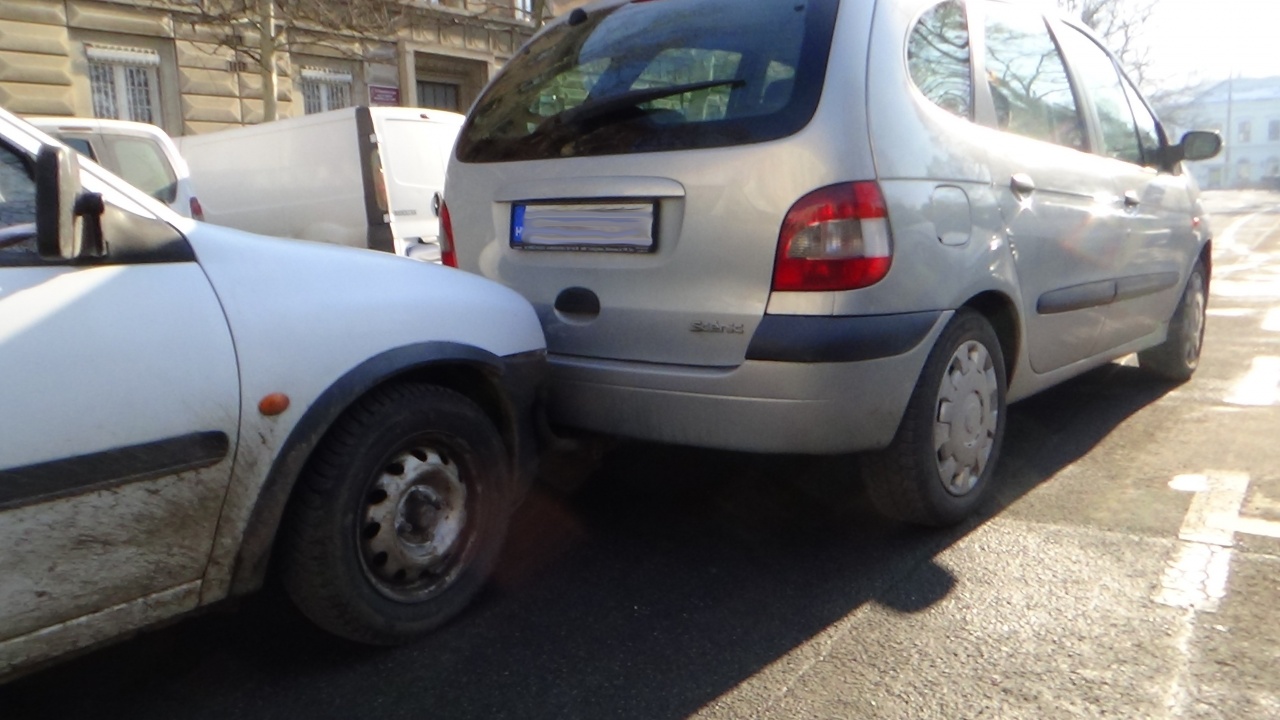 Baleset történt a Hősök terén, mindkét járműben anyagi kár keletkezett