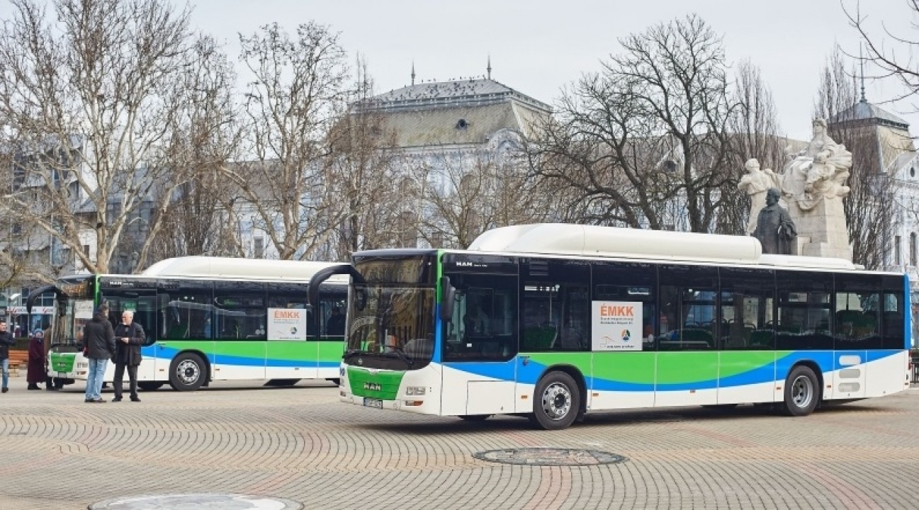 Megérkeztek az első sűrített földgázzal működő buszok Nyíregyházára